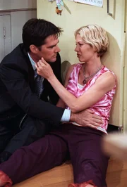 Dharma (Jenna Elfman, r.) muss einsehen, dass Greg (Thomas Gibson) recht hat: Sie braucht Hilfe.