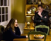 Als bei Captain Gregson (Aidan Quinn, r.) und seiner Frau (Talia Balsam, l.) eingebrochen wird, arbeiten Holmes und Watson fieberhaft daran, den bewaffneten und maskierten Räuber zu finden, bevor der wieder zuschlagen kann ... Als bei Captain Gregson (Aidan Quinn, r.) und seiner Frau (Talia Balsam, l.) eingebrochen wird, arbeiten Holmes und Watson fieberhaft daran, den bewaffneten und maskierten Räuber zu finden, bevor der wieder zuschlagen kann ...