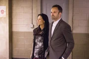 Bei den Ermittlungen in einem ganz besonderen Fall: Sherlock Holmes (Jonny Lee Miller, r.) und Joan Watson (Lucy Liu, l.) ... Bei den Ermittlungen in einem ganz besonderen Fall: Sherlock Holmes (Jonny Lee Miller, r.) und Joan Watson (Lucy Liu, l.) ...