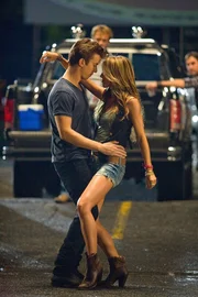 Kaum schwingen Ren (Kenny Wormald, l.) und Ariel (Julianne Hough, r.) gemeinsam das Tanzbein, da fliegen auch schon Funken zwischen dem Rebellen und der Pfarrerstochter ...