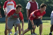 Bereits am ersten Tag an der neuen Schule lernt Ren (Kenny Wormald, l.) den besonnenen Willard (Miles Teller, r.) kennen. Der macht ihm klar, dass das Tanzen im ganzen Ort f&uuml;r Jugendliche streng verboten ist und Verst&ouml;&szlig;e schwer geahndet werden ...