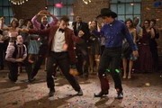 F&uuml;r Ren (Kenny Wormald, l.) und Willard (Miles Teller, r.) geht ein Traum in Erf&uuml;llung: Ihr erster Ball in Bomont ...