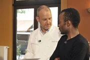 Gelingt es Frank Rosin (l.), dem geb&uuml;rtigen Sudanesen Jonas Gebresselassie (r.) und seinem Restaurant 'Savanna' aus der finanziellen Patsche zu helfen?