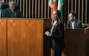 Holmes (Jonny Lee Miller, r.) erinnert sich vor Gericht an die Ereignisse, die zu Det. Bells Verletzung gef&uuml;hrt haben. Doch Richter O'Hare (Frankie Faison, l.) und Cassandra Walker (Elizabeth Marvel, M.), die die Befragung leitet, scheinen ihre Zweifel an der Wahrheit seiner Aussagen zu haben ...