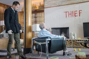 Der analytische Verstand von Sherlock Holmes (Jonny Lee Miller, l.) tr&auml;gt wieder einmal dazu bei, den Tathergang genau rekonstruieren zu k&ouml;nnen - so auch im Fall des toten Finanzbetr&uuml;gers Donald Hauser (Thomas Ryan, r.) ...