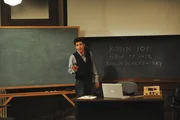 Ted (Josh Radnor) gibt seinem Kumpel Barney im H&ouml;rsaal der Uni eine Art Robin-Grundkurs ...