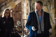Holmes' fr&uuml;herer Scotland Yard-Kollege Gareth Lestrade (Sean Pertwee, r.) bringt zu den gemeinsamen Ermittlungen mit Holmes und Watson seine Assistentin (Sarah Goldberg, l.) mit.