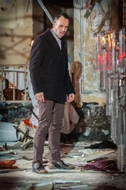 Der geniale Ermittler Sherlock Holmes (Jonny Lee Miller) inspiziert den Tatort einer Bombenexplosion und zieht daraus wie immer spitzfindige Schl&uuml;sse auf den Tathergang und die T&auml;ter ...