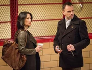 W&auml;hrend Holmes (Jonny Lee Miller, r.) und Watson (Lucy Liu, l.) einen lange zur&uuml;ckliegenden Fall aufrollen m&uuml;ssen, geht ihnen Lestrade auf die Nerven.