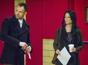 Holmes (Jonny Lee Miller, l.) und Watson (Lucy Liu, r.) m&uuml;ssen sich um einen Mann k&uuml;mmern, der seine Frau bis vor Kurzem f&uuml;r tot hielt, nun aber einen grausigen Hinweis darauf bekommen hat, dass sie noch am Leben ist: Man hat ihm ihre zwei abgeschnittene Ohren zugesendet, zusammen mit einer L&ouml;segeldforderung ...