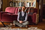 Rund um die Uhr mit Ermittlungen besch&auml;ftigt: Holmes (Jonny Lee Miller) liest alles, was er &uuml;ber den toten Krebsforscher Barry Granger in die H&auml;nde bekommt - und &uuml;ber seine geniale Erfindung, ein Ger&auml;t zur Krebserkennung, das intern nur "Der Hund" genannt wurde ...