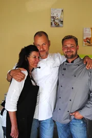 Stan (r.) und Manuela (l.) hoffen, dass Sternekoch Frank Rosin (M.) ihnen helfen kann, denn ihr "Bistro M" steht kurz vor dem Aus ...