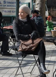 Beobachtet am&uuml;siert, wie Holmes auf ungew&ouml;hnliche Art versucht, etwas &uuml;ber einen T&auml;ter herauszufinden: Watson (Lucy Liu) ...