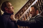 Sherlock (Jonny Lee Miller, r.) dreht durch, als er erf&auml;hrt, dass Watson von einem franz&ouml;sischen Verbrechersyndikat entf&uuml;hrt wurde. Er gibt seinem Bruder Mycroft (Rhys Ifans, l.) die Schuld daf&uuml;r ...