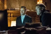 Nachdem sich der gr&ouml;&szlig;te Schock gelegt hat, &uuml;berlegen Sherlock (Jonny Lee Miller, l.) und sein Bruder Mycroft (Rhys Ifans, r.), was sie tun k&ouml;nnen, um Watson aus den H&auml;nden der Entf&uuml;hrer zu befreien ...
