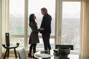 F&uuml;hlen sich immer noch stark zueinander hingezogen: Mycroft Holmes (Rhys Ifans, r.) und Joan Watson (Lucy Liu, l.) ...