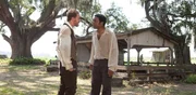 Der in die Sklaverei verschleppte Afroamerikaner Solomon (Chiwetel Ejiofor, r.) muss sich den Brutalit&auml;ten des sadistischen Sklaventreibers Edwin Epps (Michael Fassbender, l.) unterwerfen - doch er gibt den Kampf um seine Freiheit nicht auf ...