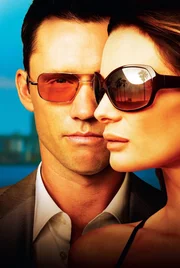 Key Art zu "Burn Notice". Foto: Michael Westen (Jeffrey Donovan) und Fiona Glenanne (Gabrielle Anwar) +++ Key Art zu "Burn Notice". Foto: Michael Westen (Jeffrey Donovan) und Fiona Glenanne (Gabrielle Anwar) +++