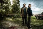 Das Keyart zu "Behringer und die Toten" mit Behringer (Antoine Monot) und Ela (Cosima Henman). Das Keyart zu "Behringer und die Toten" mit Behringer (Antoine Monot) und Ela (Cosima Henman).