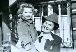 Romy Schneider als Kind mit ihrer Mutter Magda Schneider.