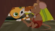 Findus hat mit einem Trick eine Maus gefangen. Die hat allerdings kein bisschen Angst vor ihm, sondern futtert entspannt weiter am K&ouml;der-K&auml;se.