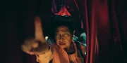 Oma Thuy (Tuyet Linh Phung) verdächtigt Theo beim Rollenspiel "Werwölfe". Oma Thuy (Tuyet Linh Phung) verdächtigt Theo beim Rollenspiel "Werwölfe".
