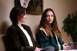 Rita (Emily Hampshire, l.) begleitet ihre Tochter Lindy (Maddie Ziegler, r.) zum Termin beim Frauenarzt.