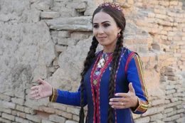 Turkmenische Musliminnen tragen selbstbewusst die Landestracht, aber keinen Gesichtsschleier.
