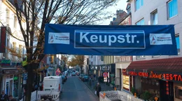 Die Keupstra&szlig;e in K&ouml;ln-M&uuml;lheim - f&uuml;r viele ist sie vor allem durch den Nagelbombenanschlag des NSU bekannt. Doch wer glaubt, diese Stra&szlig;e sei nur eine Wunde, der irrt. Sie ist lebendig, bunt und voller Geschichten, die von Neuanfang, Mut und Gemeinschaft erz&auml;hlen.