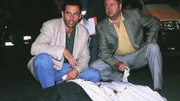 Auf einem Rastplatz an der Avus ist ein V-Mann niedergeschossen worden. Die beiden Kommissare Eschenbach (Matthias Bullach, l.) und Kehler (Wolfgang Bathke) nehmen am Tatort erste Ermittlungen auf.