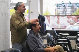 Die Keupstra&szlig;e in K&ouml;ln-M&uuml;lheim - f&uuml;r viele ist sie vor allem durch den Nagelbombenanschlag des NSU bekannt. Doch wer glaubt, diese Stra&szlig;e sei nur eine Wunde, der irrt. Sie ist lebendig, bunt und voller Geschichten, die von Neuanfang, Mut und Gemeinschaft erz&auml;hlen. - Rapper Eko Fresh mit Friseur Hassan Yildirim (l).