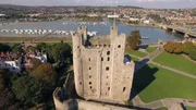 Rochester Castle in der britischen Grafschaft Kent. Der Bau dieser steinernen Festung l&auml;utete eine neue &Auml;ra im Burgenbau ein.