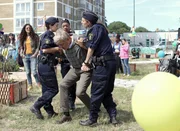 Der Gemeindegarten st&ouml;&szlig;t nicht nur auf Zustimmung. Besonders Leahs Gro&szlig;vater Jurek (Jurek Sawka, M.) regt sich lautstark dar&uuml;ber auf - Leah (Gizem Erdogan, l.) und Danijela (Sandra Stojiljkovic, r.) schreiten ein, bevor die Lage eskaliert.