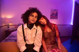 Noch ist ihre Beziehung intakt: Adam (D'Pharaoh Woon-A-Tai) und Lindy (Maddie Ziegler) haben sich f&uuml;r die Mottoparty schick gemacht.