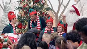 Nach Abschluss des Falls bringt sich das CSI-Team, Det. Don Flack (Eddie Cahill), Sheldon Hawkes (Hill Harper), Danny Messer (Carmine Giovinazzo), Lindsey Messer (Anna Belknap) in Weihnachtsstimmung. Nach Abschluss des Falls bringt sich das CSI-Team, Det. Don Flack (Eddie Cahill), Sheldon Hawkes (Hill Harper), Danny Messer (Carmine Giovinazzo), Lindsey Messer (Anna Belknap) in Weihnachtsstimmung.