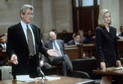 Der Staranwalt Martin Vail (Richard Gere, li.) &uuml;bernimmt die Verteidigung von Aaron Stampler. Die Staatsanw&auml;ltin Janet Venable (Laura Linney, re.) vertritt die Anklage unter der Leitung des korrupten John Shaughnessy, der f&uuml;r Aaron die Todesstrafe fordert.