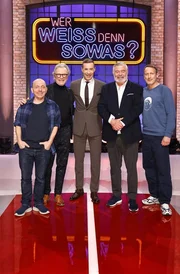 Moderator Kai Pflaume (M.) und seine Rateteam-Kapit&auml;ne Bernhard Ho&euml;cker (l.) und Wotan Wilke M&ouml;hring (r.) begr&uuml;&szlig;en in dieser Sendung den S&auml;nger, Moderator und Entertainer, Wolfgang Lippert (2.v.l.) und den niederl&auml;ndischen Moderator Harry Wijnvoord (2.v.r.).