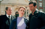 Cully Barnaby (Laura Howard, M.) ist das Zusammentreffen von Simon Fletcher (Julian Wadham, r.) und ihrem Vater (John Nettles, l.) unangenehm, da sie befürchtet, dieser könnte den berühmten Regisseur mit Fragen zum Mordfall Bayly ungehalten stimmen. Cully Barnaby (Laura Howard, M.) ist das Zusammentreffen von Simon Fletcher (Julian Wadham, r.) und ihrem Vater (John Nettles, l.) unangenehm, da sie befürchtet, dieser könnte den berühmten Regisseur mit Fragen zum Mordfall Bayly ungehalten stimmen.