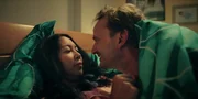 Tracy (Minh-Khai Phan-Thi) liegt mit ihrem Mann Andy (Milan Peschel) im Bett.