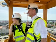 Gerald von der BIG, der Bundesimmobiliengesellschaft, die das Village im Dritten baut, zeigt Esther die Riesenbaustelle von oben aus einem Kran.