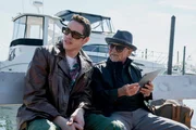 Pete (Pete Davidson, l.) und sein Gro&szlig;vater Joe (Joe Pesci, r.) sitzen am Hafen und sinnieren &uuml;ber ihr Leben. Joe gibt Pete gute Ratschl&auml;ge, wie er  sein Leben richtig angehen soll. Au&szlig;erdem, wie Pete den bevorstehenden Verlust von Opa Joe besser verkraften kann.