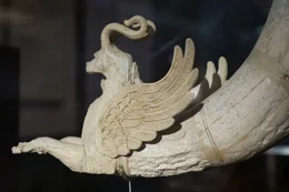 Sch&auml;tze aus dem W&uuml;stensand Turkmenistans: Trinkh&ouml;rner aus Elfenbein