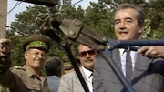 Alois Mock und Gyula Horn schneiden im Juni 1989 den Eisernen Vorhang bei Sopron durch: