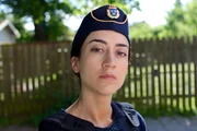 Leahs (Gizem Erdogan) Kritik am neuen harten Durchgreifen der Polizei beschert ihr eine Menge &Auml;rger. Nicht nur aus Teilen der Gesellschaft, sondern auch von einigen ihrer Kollegen.