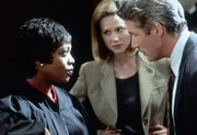 v.l.n.r.: Richterin Miriam Shoat (Alfre Woodard), Janet Venable (Laura Linney) und Martin Vail (Richard Gere).