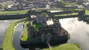 Eine der modernsten Verteidigungsanlagen des 13. Jahrhunderts: Die Burg von Caerphilly mit ihren zahlreichen Toren, Zugbr&uuml;cken und Fallgattern.