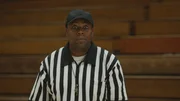 Der Schiedsrichter (Kenan Thompson) verliert fast den &Uuml;berblick &ndash; so hitzig geht es beim Damen-Basketball zur Sache.