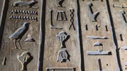Die W&auml;nde des Grabmals von Petamenophis sind reich verziert mit Hieroglyphen. Ganze B&uuml;cher sind hier in Stein gemei&szlig;elt worden.