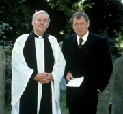 Pfarrer Stephen Wentworth (Richard Briers, l.) berichtet Inspector Barnaby (John Nettles, r.) von einem Einbruch in sein Haus in der Mordnacht.
