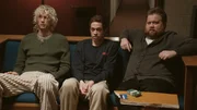 Colson (Colson Baker, l.), Pete (Pete Davidson, M.) und Hauser (Paul Walter Hauser, r.) sitzen in der Entzugsklinik; Therapeuten weisen darauf hin, dass Drogen verboten sind.